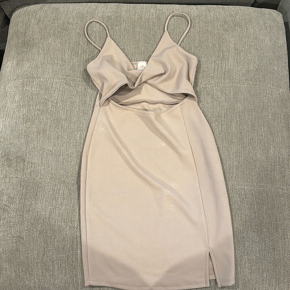 Mauve mini dress with cut out - Picture 1 of 3